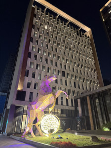 主燈「飛馬耀桃園」動向正式揭曉，移置於八德區的「千塘行旅- Chien Tang Art Hotel」續展。