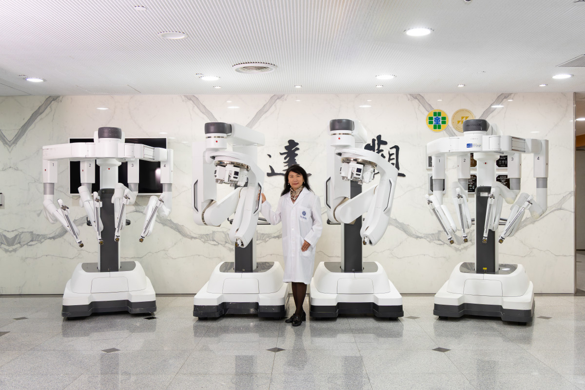 蔡青劭副院長與達文西機械手臂系統合照。