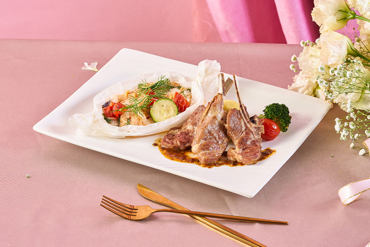 紙包爐烤藍尖尾鱈佐香煎小羔羊。