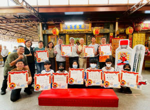 國中會考倒數衝刺，成功國中師生代表在校長鄭文鵬（後排右4）、家長會長黃士哲（後排右2）帶領下，與臺鹽公司董事長丁彥哲（後排左4）、副總經理洪雅萍（後排左1）及開基玉皇宮主委涂大松（後排右3）一同虔誠參拜，祈願玉皇上帝及五文昌帝君護佑學子應試順利。