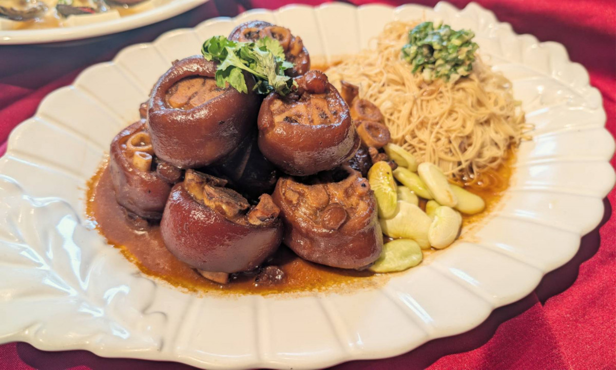 採紅麴滷製的Ｑ彈客家味豬腳，紅潤色澤象徵吉祥如意，今年主廚特別選用「手工麵線」，讓口感更Q彈，為母親添福、添壽！