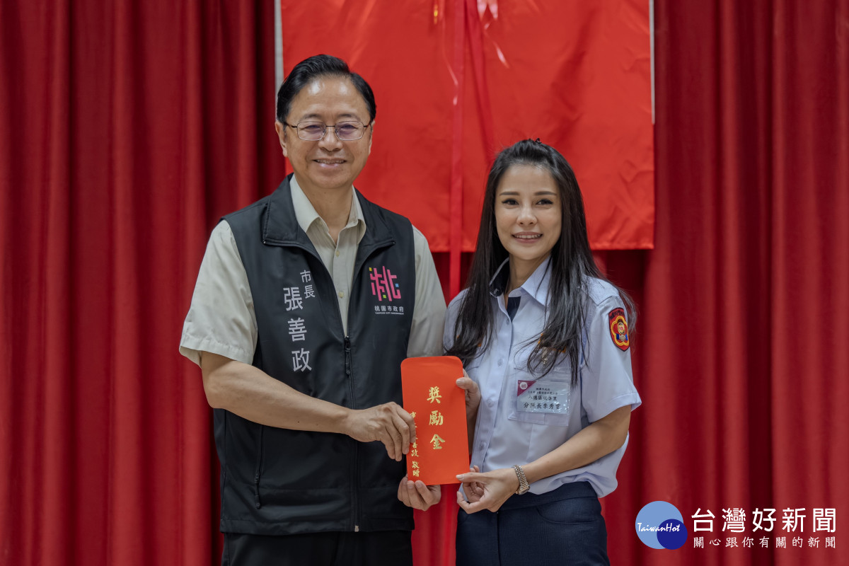 張市長頒發獎勵金。