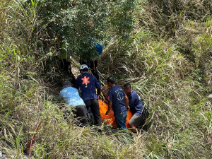 陳姓男山友(67歲、台北市人)於父子斷崖處不慎摔落邊坡約50公尺。（圖/南投縣政府消防局提供）