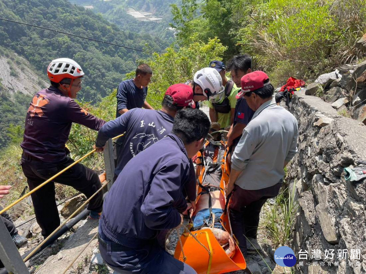 救援人員將患者患部包紮，並用SKED固定傷患後，由搜救隊伍協力將患者上拉。（圖/南投縣政府消防局提供）