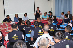 許淑華赴仁愛鄉會勘的行程，改在鄉代會工程簡報，許縣長逐一聽取陳情民眾意見。（南投縣府提供）