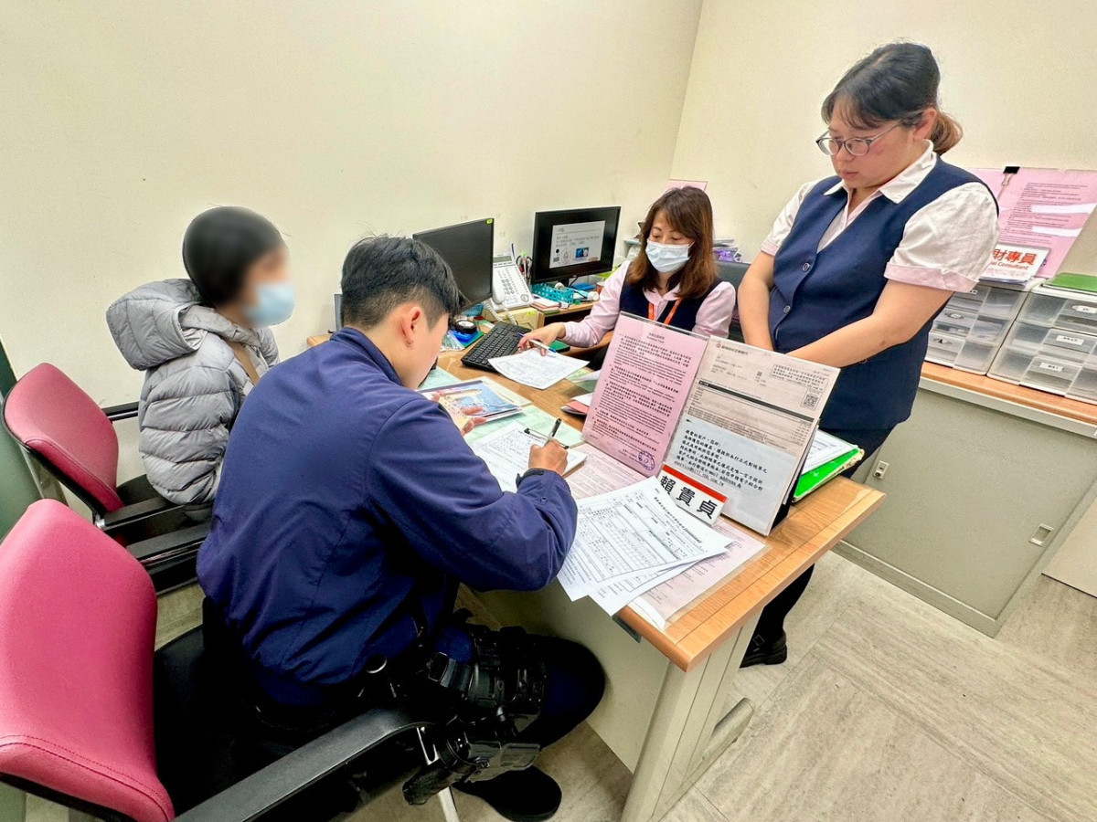 婦人網路交友遇投資詐騙，龍潭警銀聯手守住300萬積蓄。