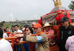 雲林縣長張麗善於西螺大橋迎駕媽祖鑾駕後，掌轎走上新崙子橋至兩縣交界處，恭送鑾駕前往嘉義新港奉天宮／翻攝照片