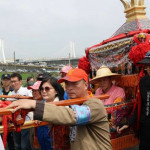 雲林縣長張麗善於西螺大橋迎駕媽祖鑾駕後，掌轎走上新崙子橋至兩縣交界處，恭送鑾駕前往嘉義新港奉天宮／翻攝照片