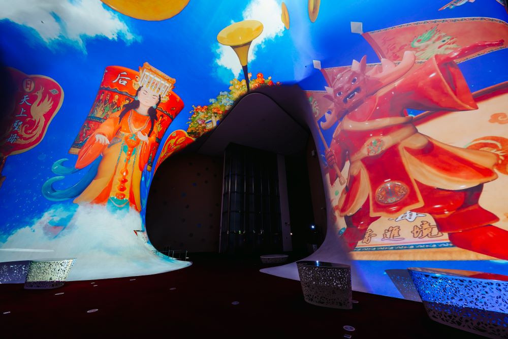 藝術青年以數位光影「攻佔」歌劇院19米曲牆　「光之曲幕」6檔音像展至4/26止