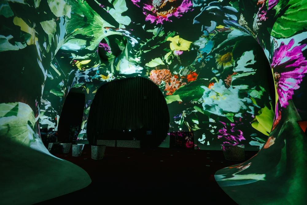 台中國家歌劇院-光之曲幕-蕭力綺的《不存在的植物園》透過 3D 掃描技術將瀕危植物轉化為數位投影，延續珍貴的生態記憶。(圖/臺中國家歌劇院-攝影林峻永)