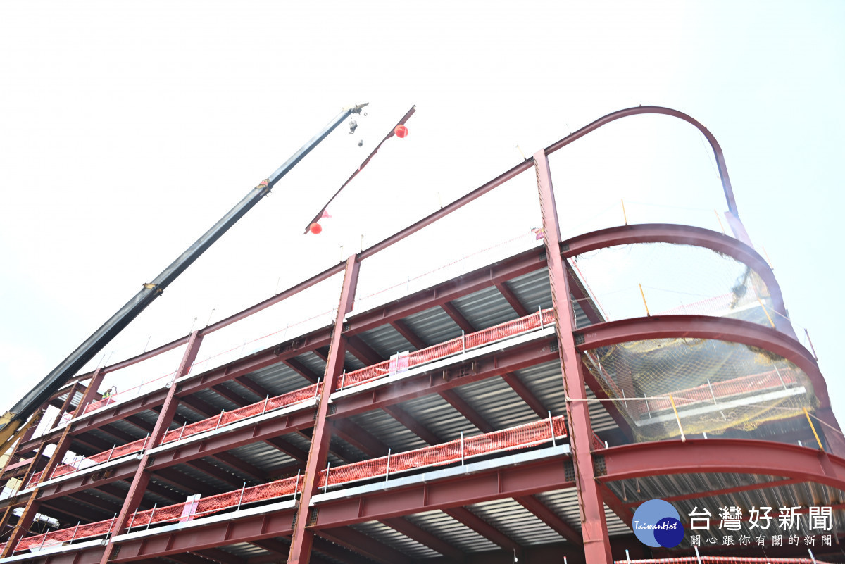 南郭路立體停車場上梁，預計115年11月完工。圖／彰化縣政府提供