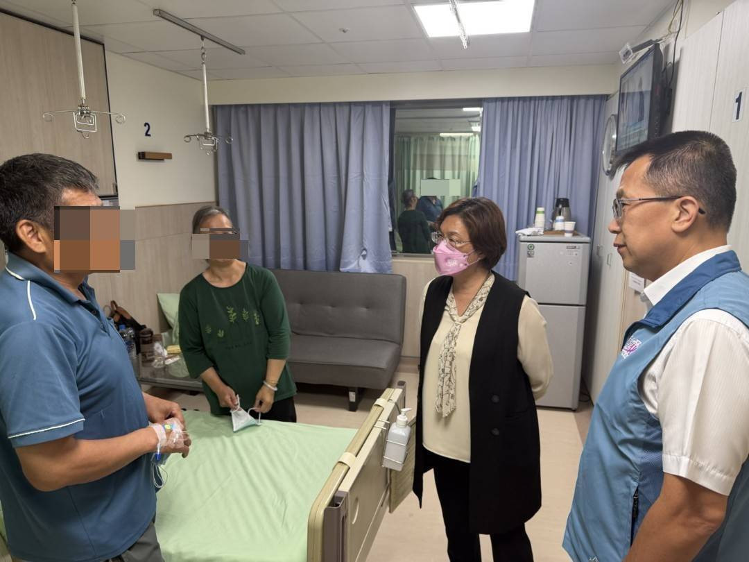 彰化縣長王惠美表達關切與不捨，第一時間由警察局長陳世煌前往醫院慰問外，並於20日晚間親自探視受傷員警。圖／彰化縣政府提供