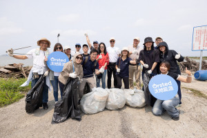 沃旭年度企業社區日活動，由沃旭開發、建置及運維團隊同仁前往大肚溪口潮間帶進行鳥類生態觀察與環境清理。圖／沃旭提供
