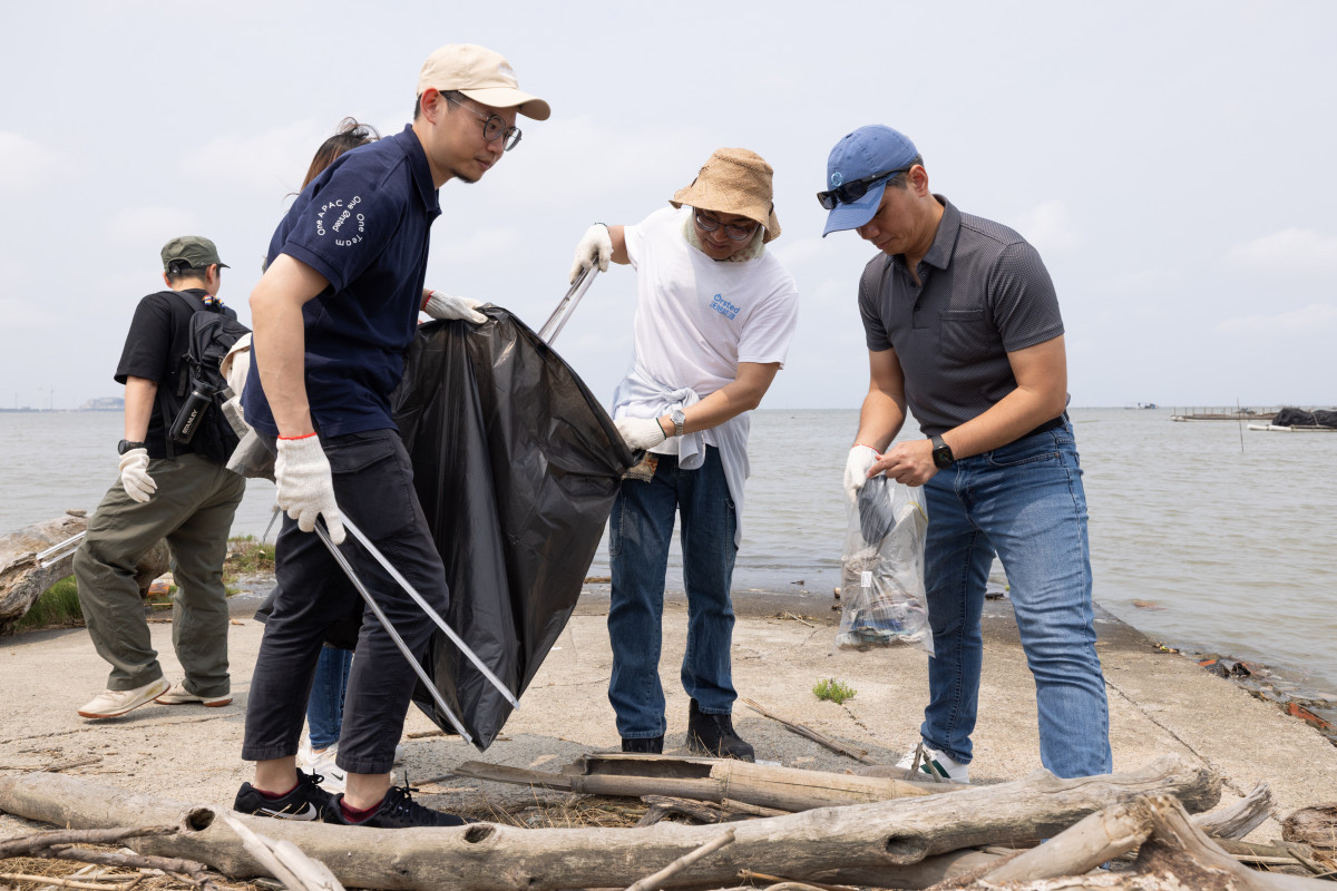 沃旭能源同仁齊心合力維護大肚溪潮間帶生態環境。圖／沃旭提供