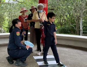 小小交警協助阿公阿嬤們正確利用斑馬線通過馬路。