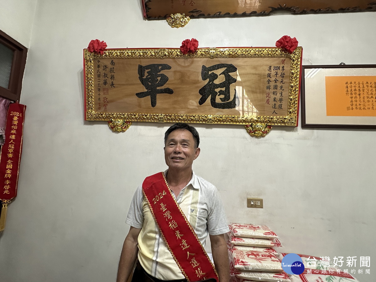 李姓農民家中有許多獎牌獎盃都是他辛苦獲得的。（記者扶小萍攝）