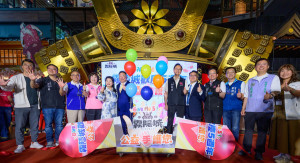 張市長出席「Give Me Five！霧隱城歡慶開幕5周年公益『手』護你記者會」與貴賓合影。