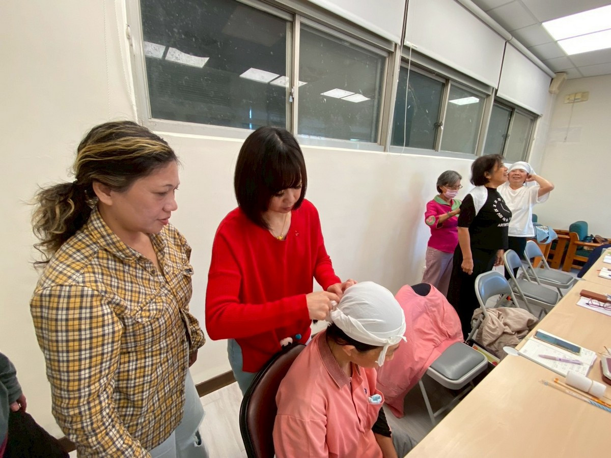 暨大第三人生大學照顧服務技術課程。（暨大提供）