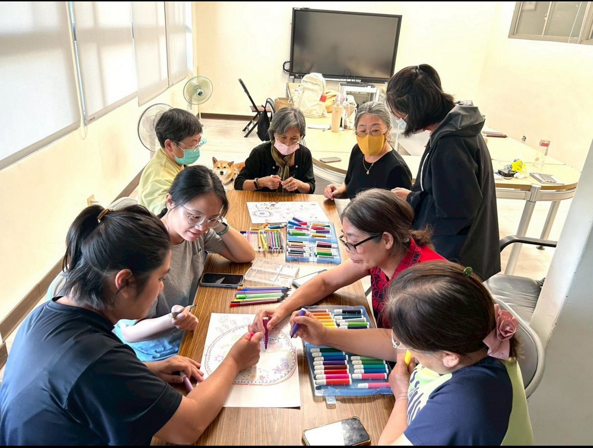 暨大第三人生大學自我療育藝術療育課程。（暨大提供）