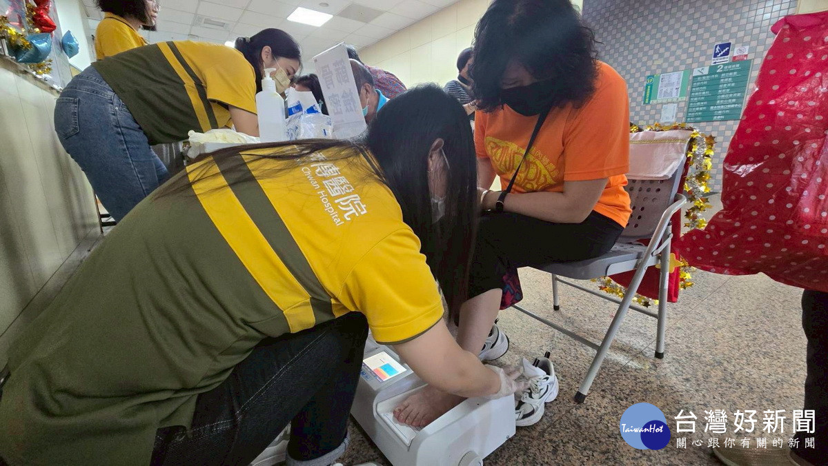 百餘長輩到竹山秀傳做骨質密度檢測。（竹山秀傳醫院提供）<br />
