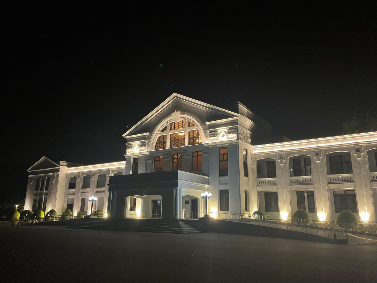 等了6年！　中興新村「小白宮」修復完工：夜間美照拍不完，歷史地標變身最美會堂