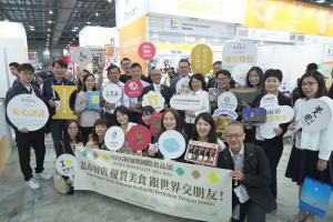 嘉義市長黃敏惠領軍10家業者組成「產業嘉義隊」，首次進軍東南亞市場參加新加坡國際食品展／嘉義市府提供