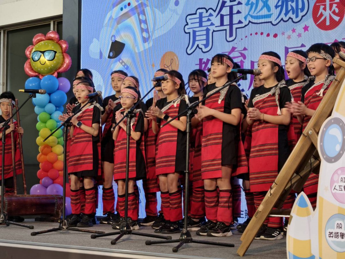 平和國小表演。圖／記者鄧富珍攝