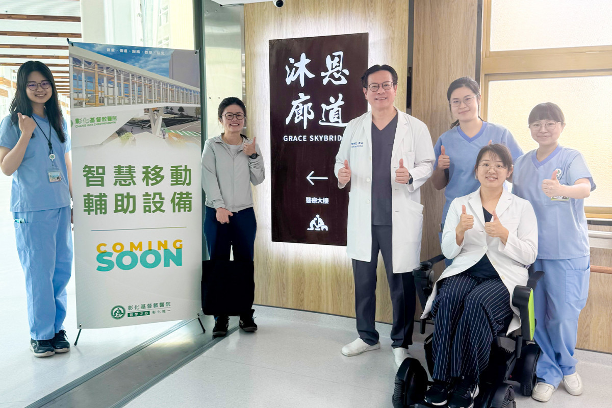 新的天橋命名為沐恩廊道，71.3 公尺都有冷氣設備。圖／彰基醫院提供