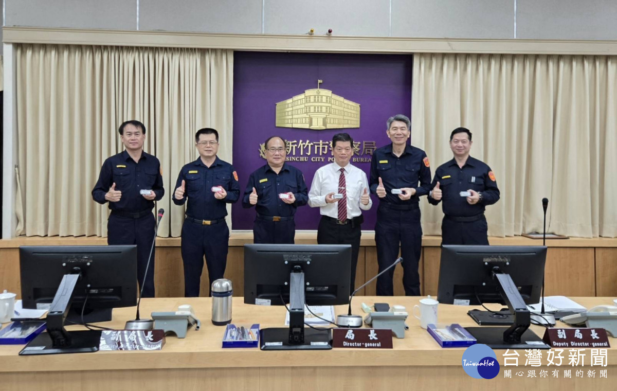 企業家慨贈警用肩燈　竹警夜間執勤更有保障