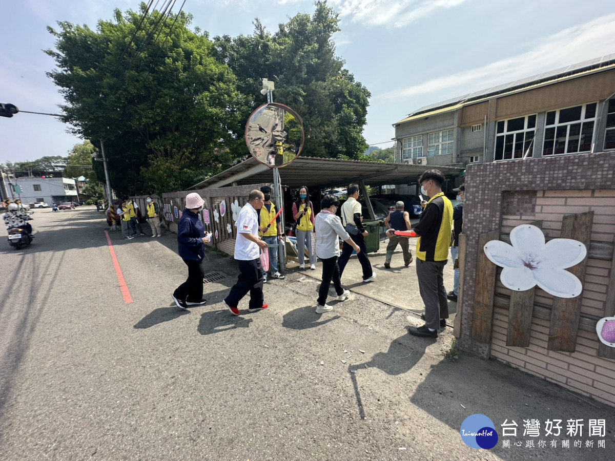 民眾依既定避難路線前往安全地點。