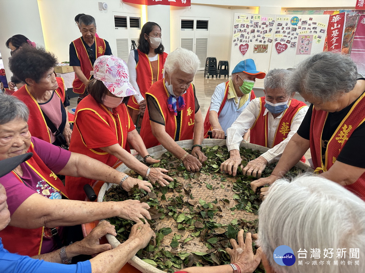 長輩們一起揉茶談笑風生。（記者扶小萍攝）
