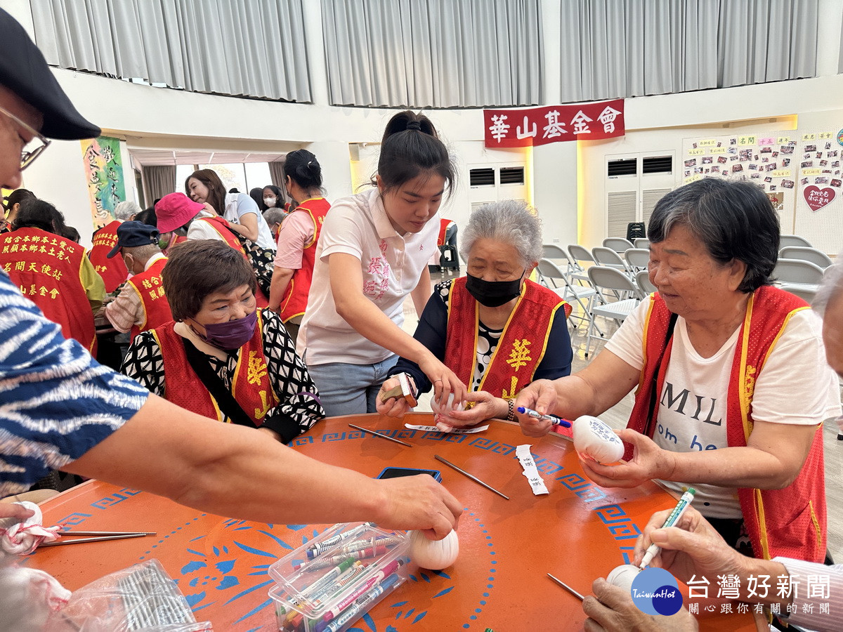 長輩們早年多數都是茶家子弟，手作茶球輕鬆達成。（記者扶小萍攝）
