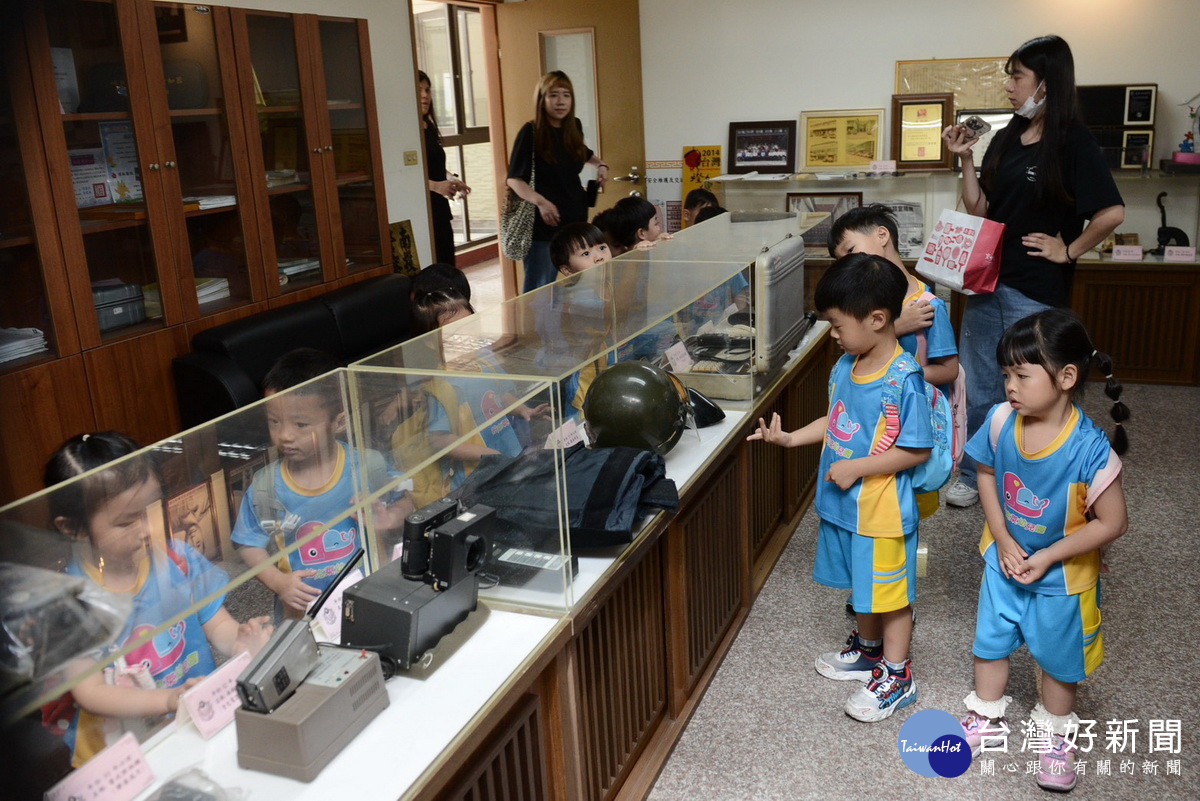 小朋友參訪早年裝備等。（草屯分局提供）