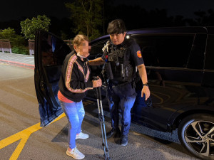 失智婦誤駕未熄火車輛外出，警調監視器火速尋回。