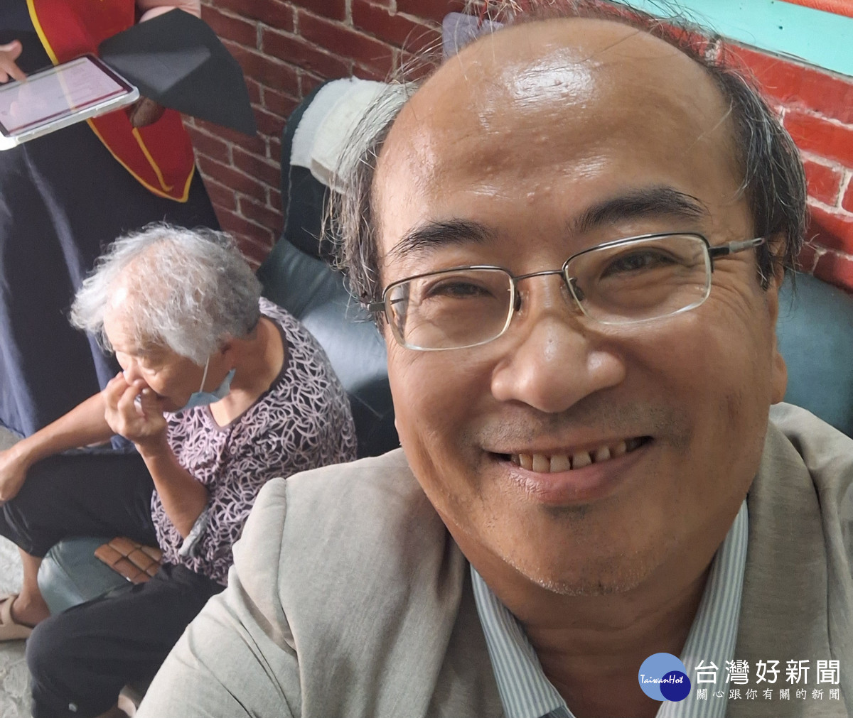 國立嘉義大學企管系教授翁頂升日前安排學生帶著機器人，前往銀髮長輩家中辦理「夾飲料罐」挑戰賽／陳致愷翻攝