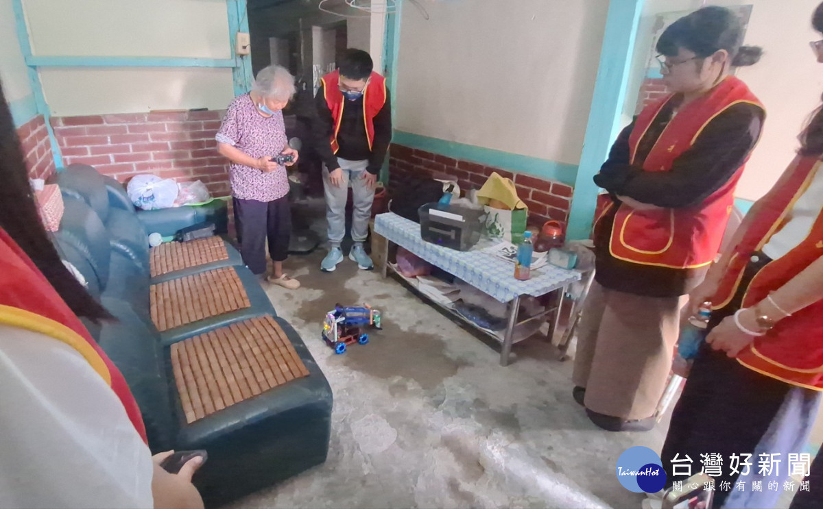 陪伴銀髮族體驗科技　嘉大師生帶機器人拜訪八旬長輩