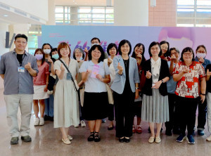 成大圖書館「LOVE DIMENSION 愛的維度」主題書展開幕。