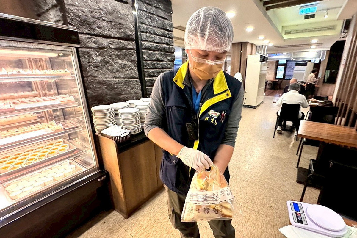 桃園市政府衛生局稽查人員進行蛋糕烘焙產品抽驗。