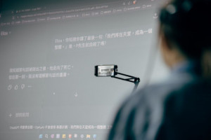 2026NTT Arts NOVA 新藝計畫曾睿琁╳洪千涵《我們將在天堂，成為一個整體》演員們在舞台上即時演繹由 AI 即時生成的台詞。（圖/臺中國家歌劇院-攝影林軒朗）