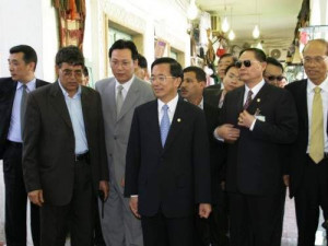 前總統陳水扁（中）於2006年「興揚之旅」結束哥斯大黎加行程後，順訪利比亞及印尼巴譚島。（圖／資料照片，圖源：翻攝自總統府官網）