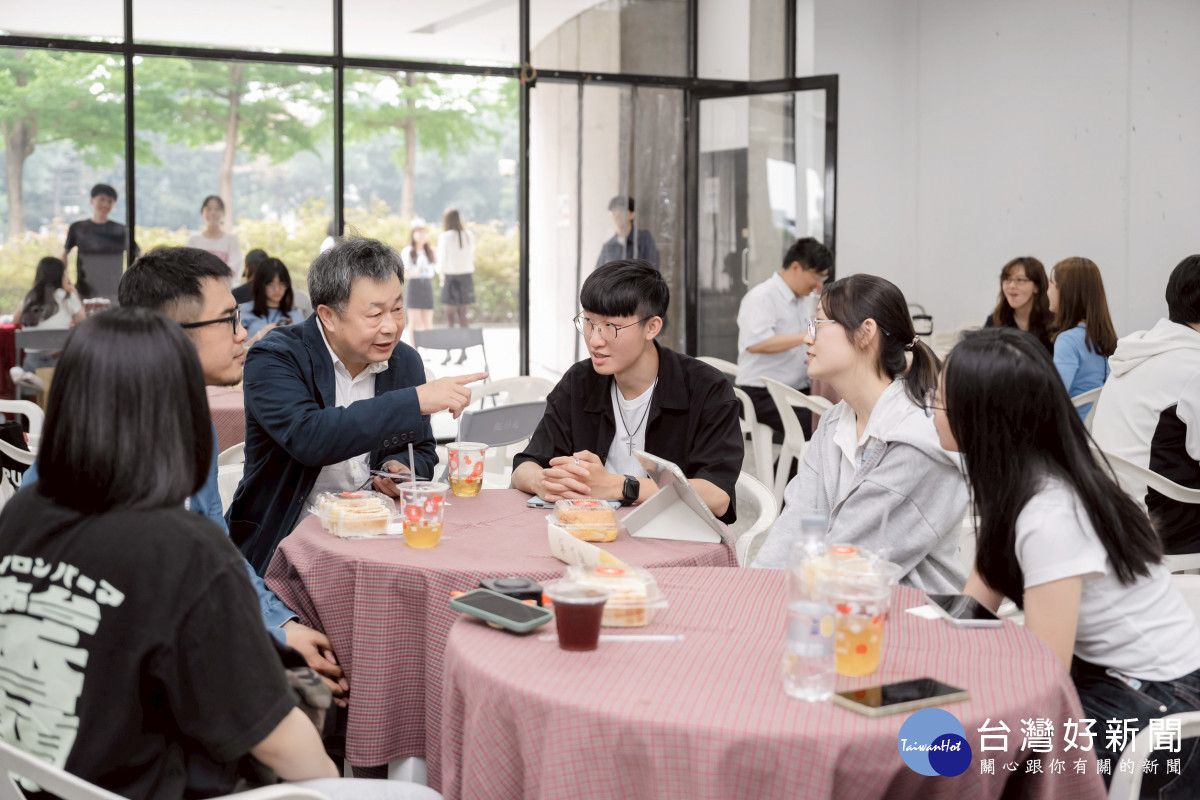 業師與學生進行小組交流，分享產業觀點並探討職涯發展