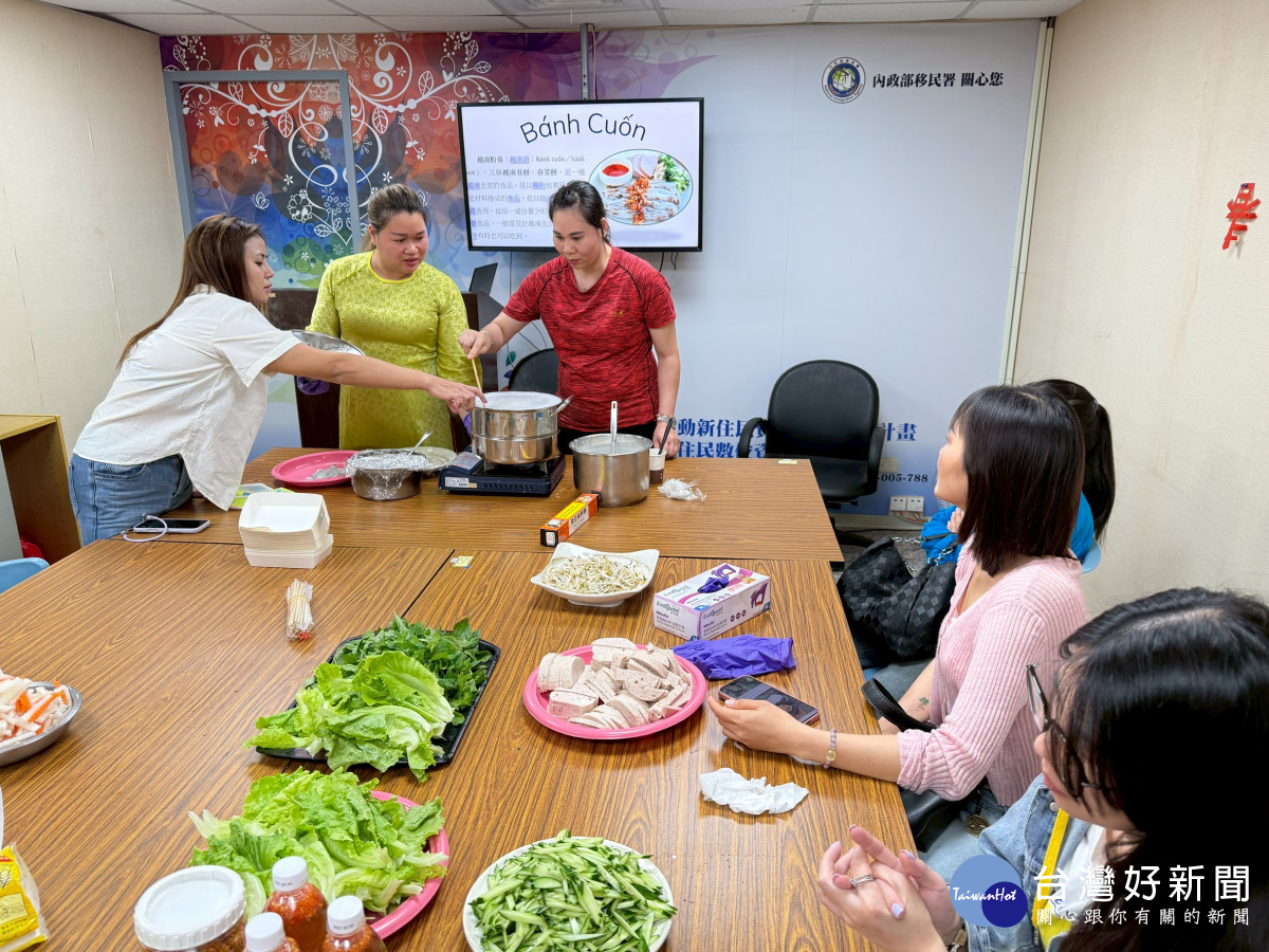 講師阮玉鶯帶領學員手作越南經典料理「越南粉捲」，體驗越南的日常風味