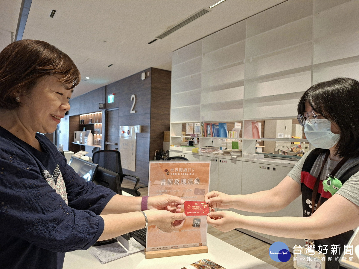 打造閱讀與生活共感場域　「閱讀餐桌」結合書與玫瑰讓城市戀上閱讀