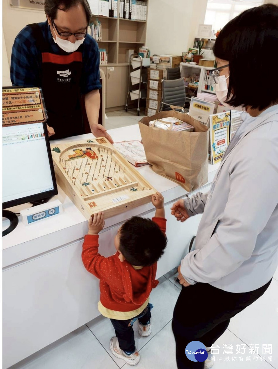 打造閱讀與生活共感場域       「閱讀餐桌」結合書與玫瑰讓城市戀上閱讀