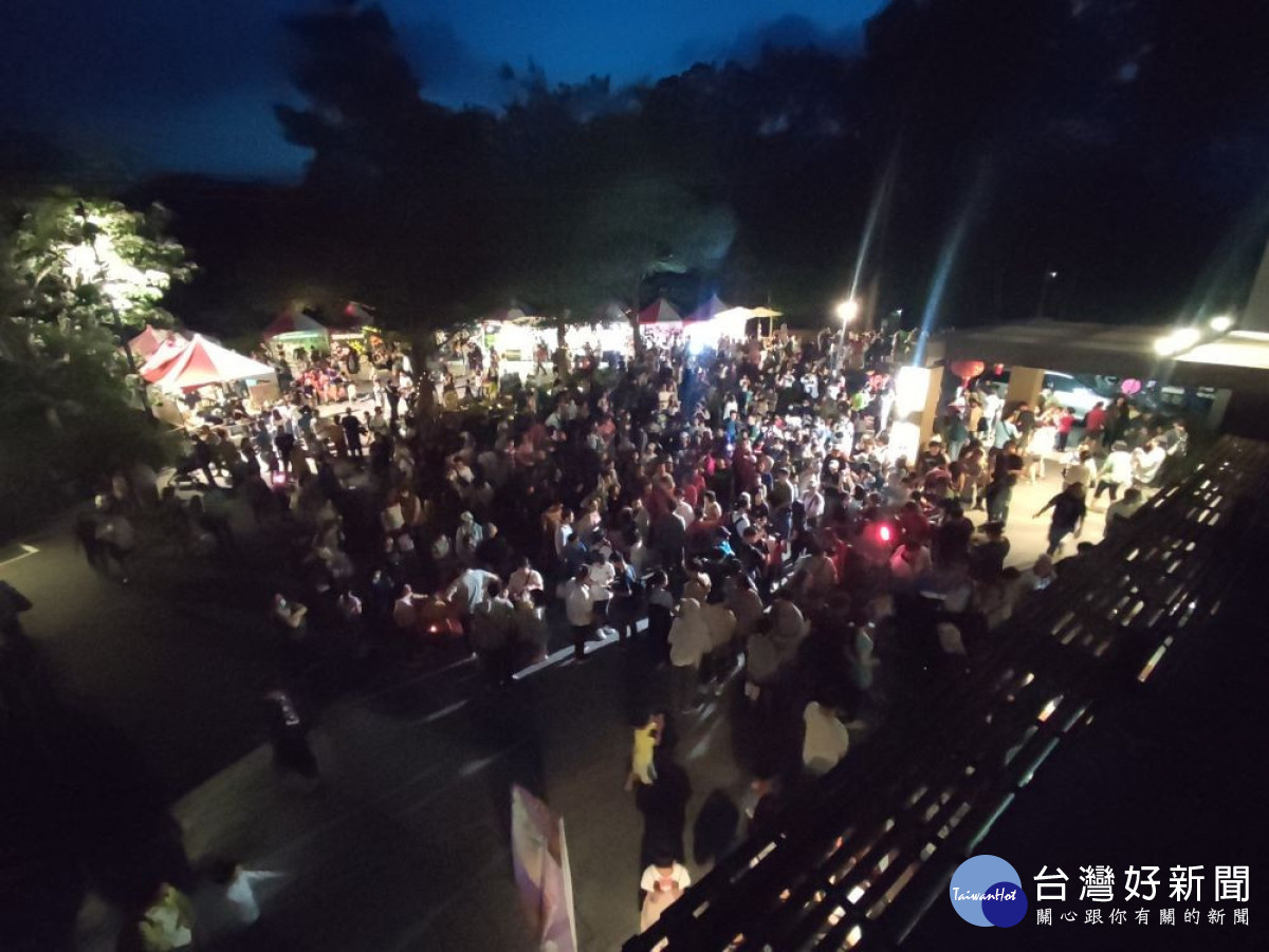 東勢林場每天晚上的7、8點各安排一場賞螢的導覽解說，由林場解說員帶領大家前往螢火蟲棲息地賞螢。（圖/東勢林場）