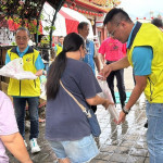 葉尚紘會長帶領義工夥伴們共同送上生活物資，象徵「帶回幸福」，讓寒士們感受到如同家人般的陪伴。