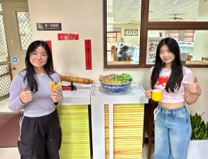 暨大管院學士班二年級賴同學(左)與財經系二年級楊同學(右)，對學校自修室各項服務按讚，並表示滿意。（暨大提供）