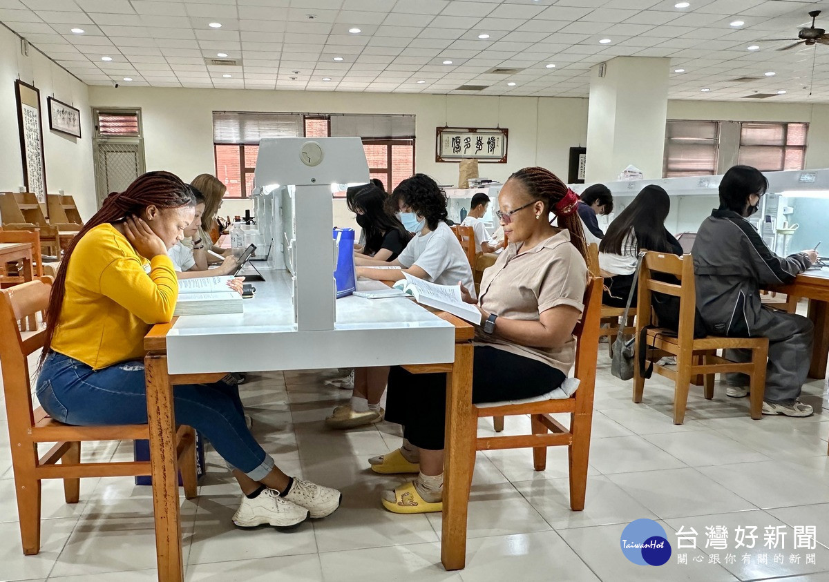 暨大圖書館自修室優質閱覽環境，獲國際學生高度肯定。（暨大提供）