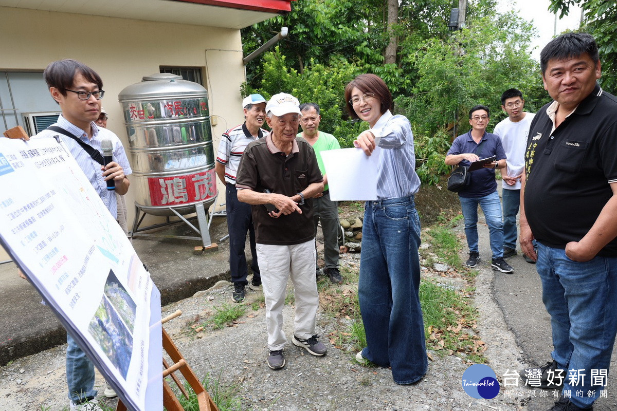 許縣長一行會勘中寮多處道路排水野溪整治。（縣府提供）
