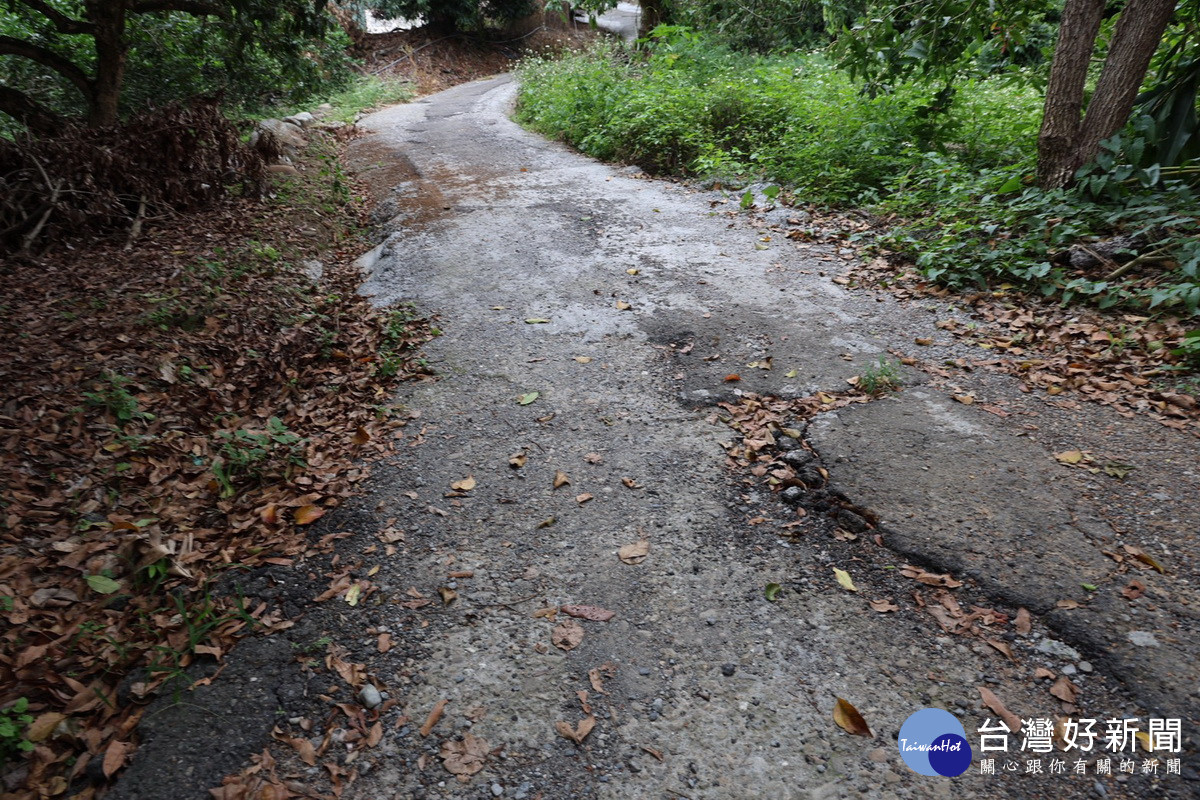 不少農路肩負著農產運輸功能都有待整頓。（縣府提供）